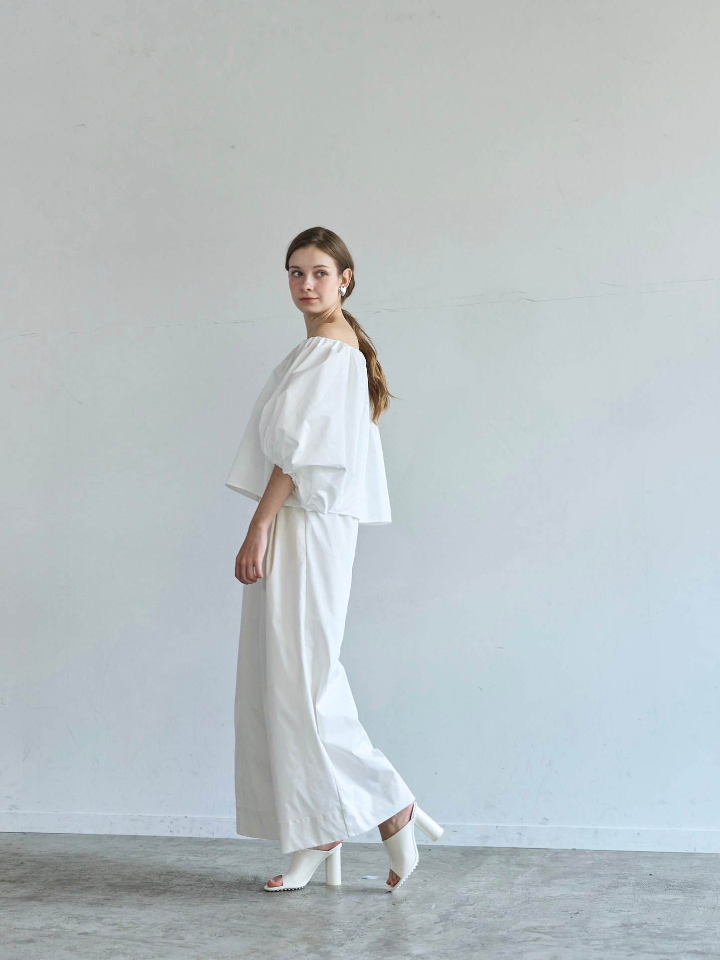 Otona whip off shoulder(white)