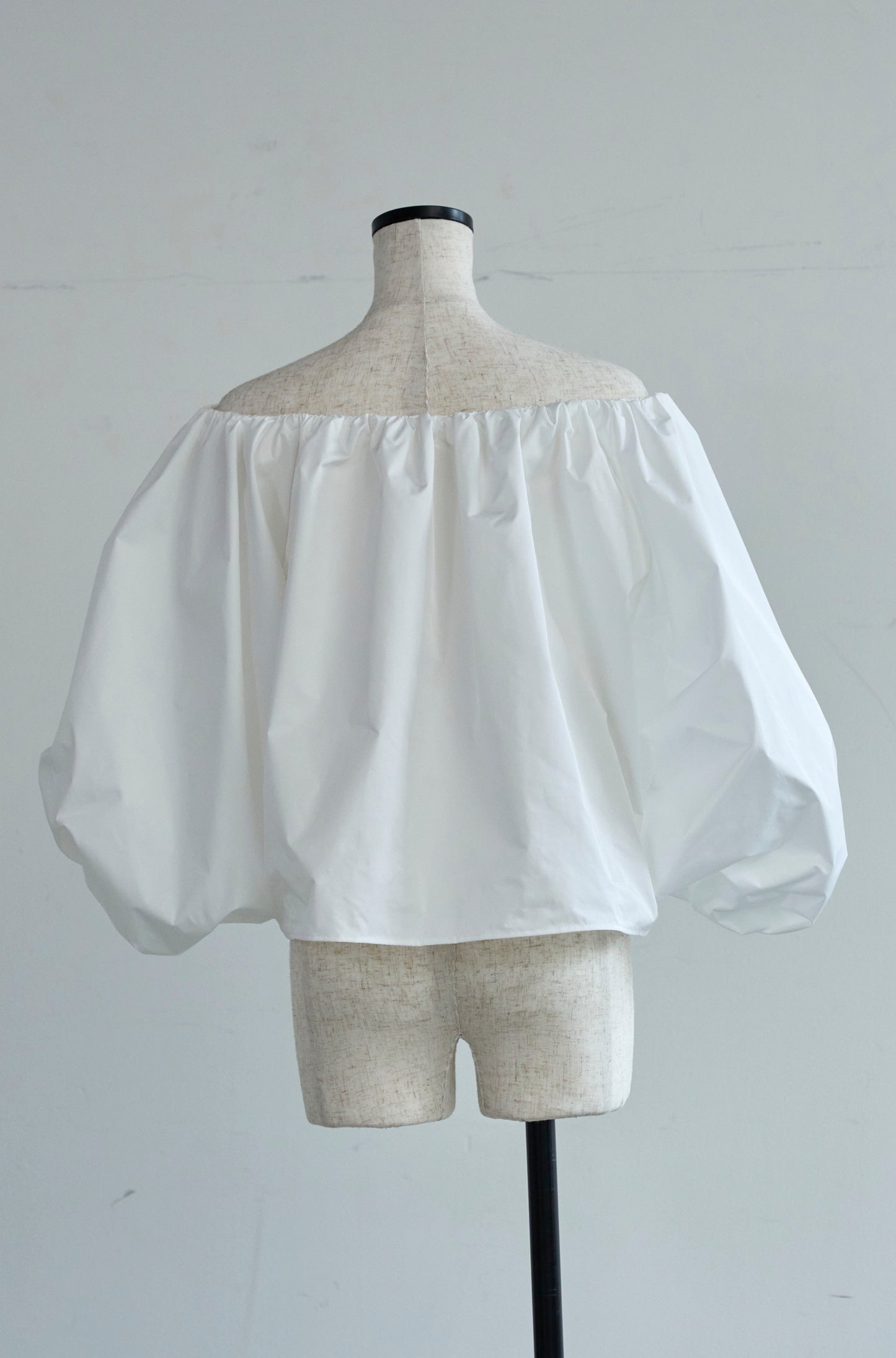 Otona whip off shoulder(white)