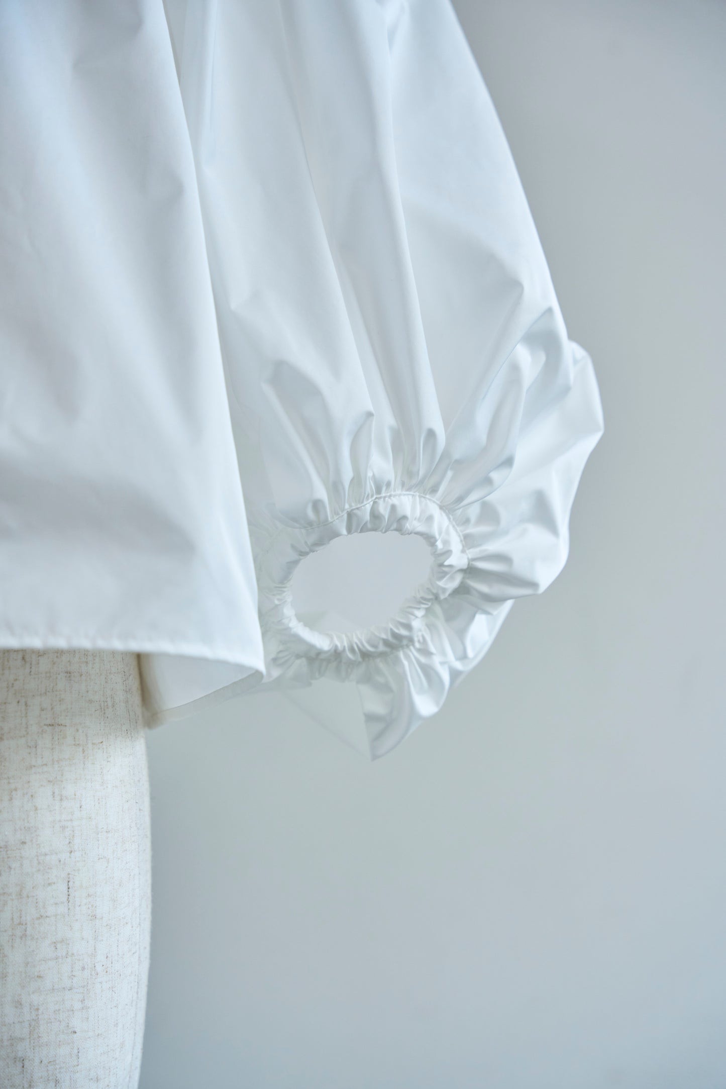 Otona whip off shoulder(white)