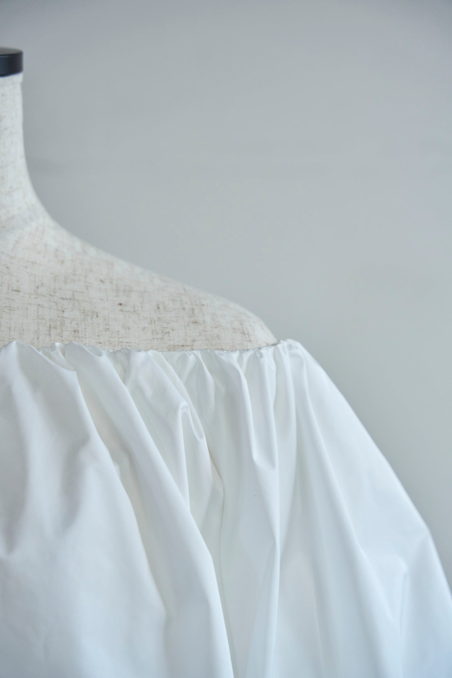 Otona whip off shoulder(white)