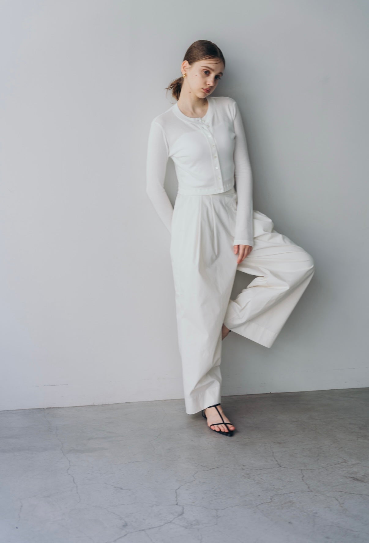 Compact cutsew cardigan (White)