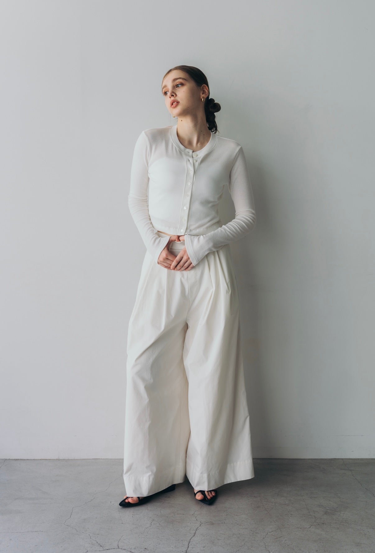 Compact cutsew cardigan (White)