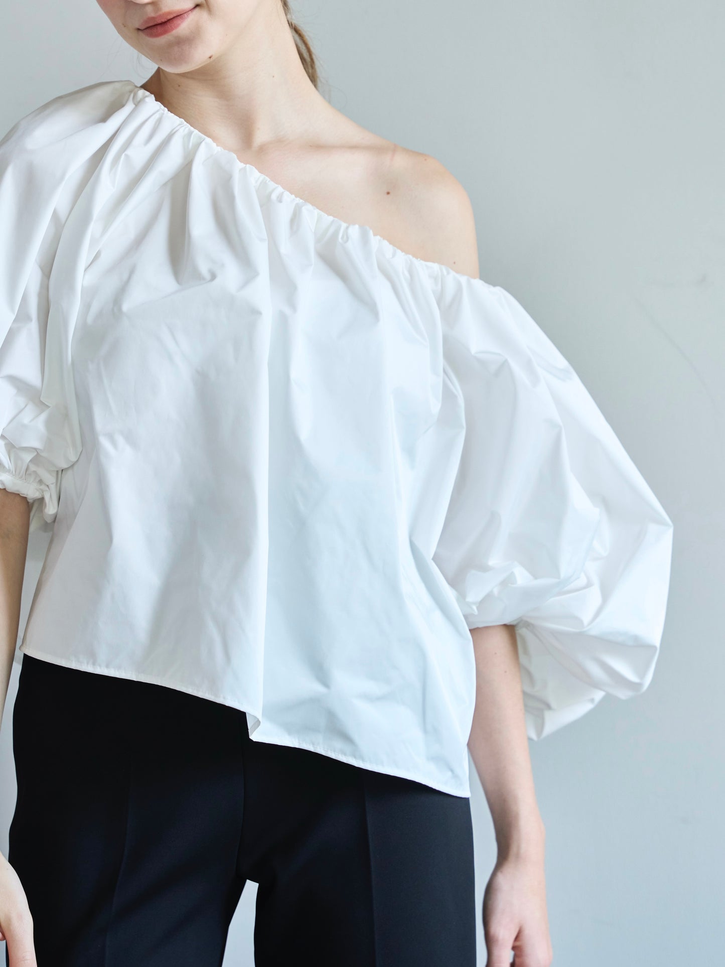 Otona whip off shoulder(white)