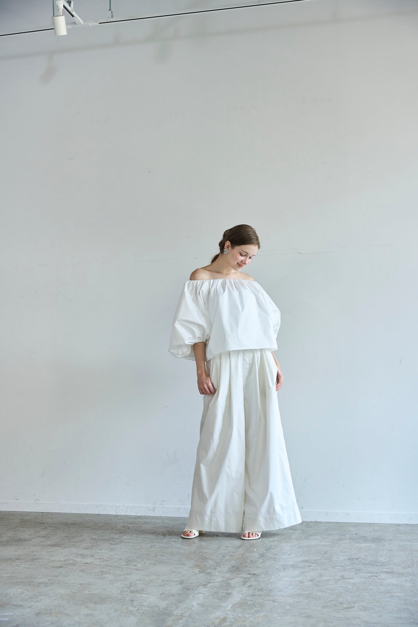 Otona whip off shoulder(white)