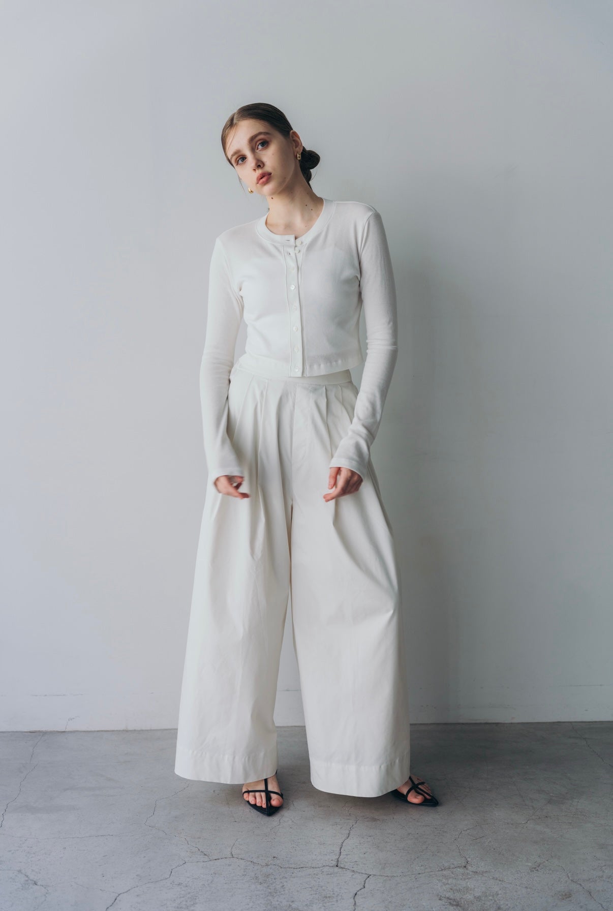 Compact cutsew cardigan (White)