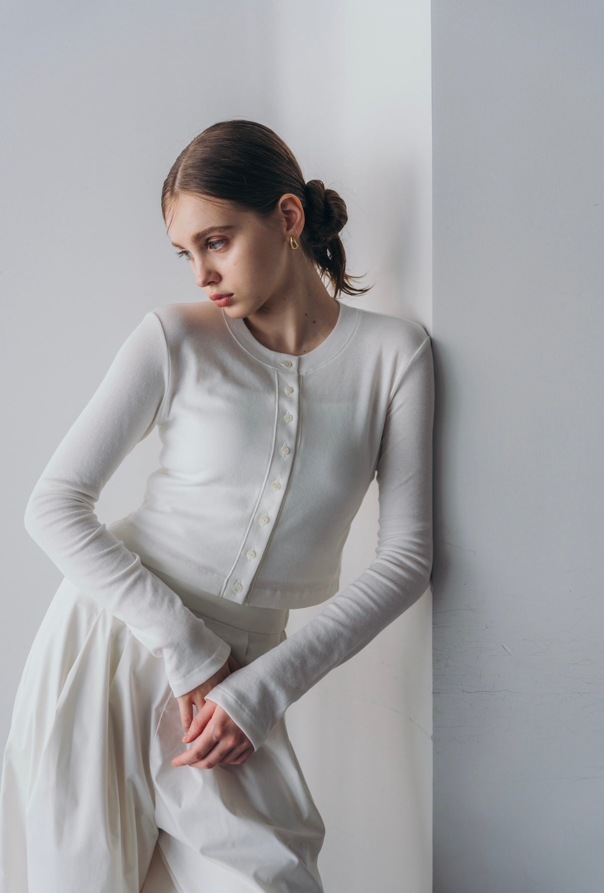 Compact cutsew cardigan (White)