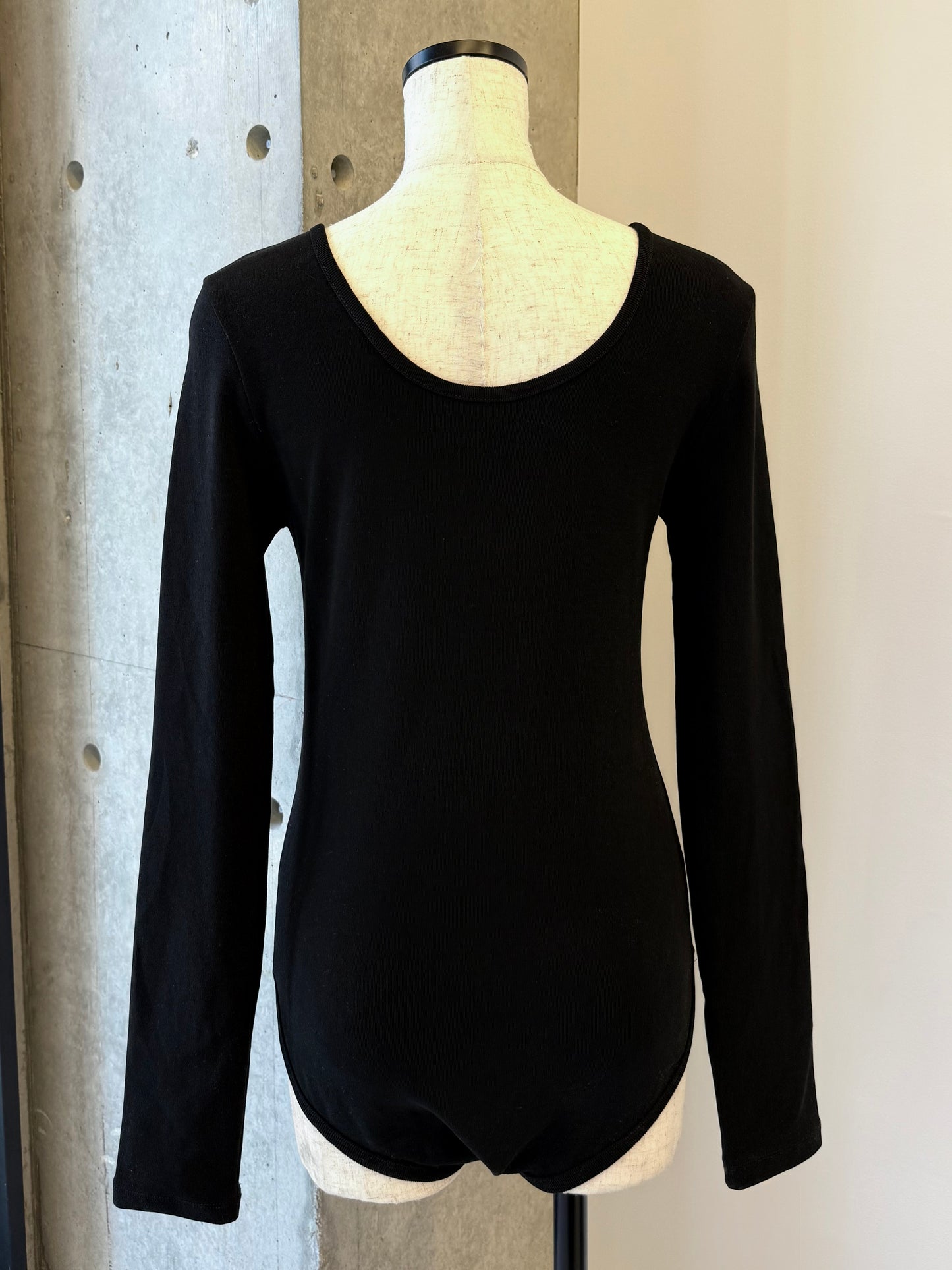 Back open body suit / Black