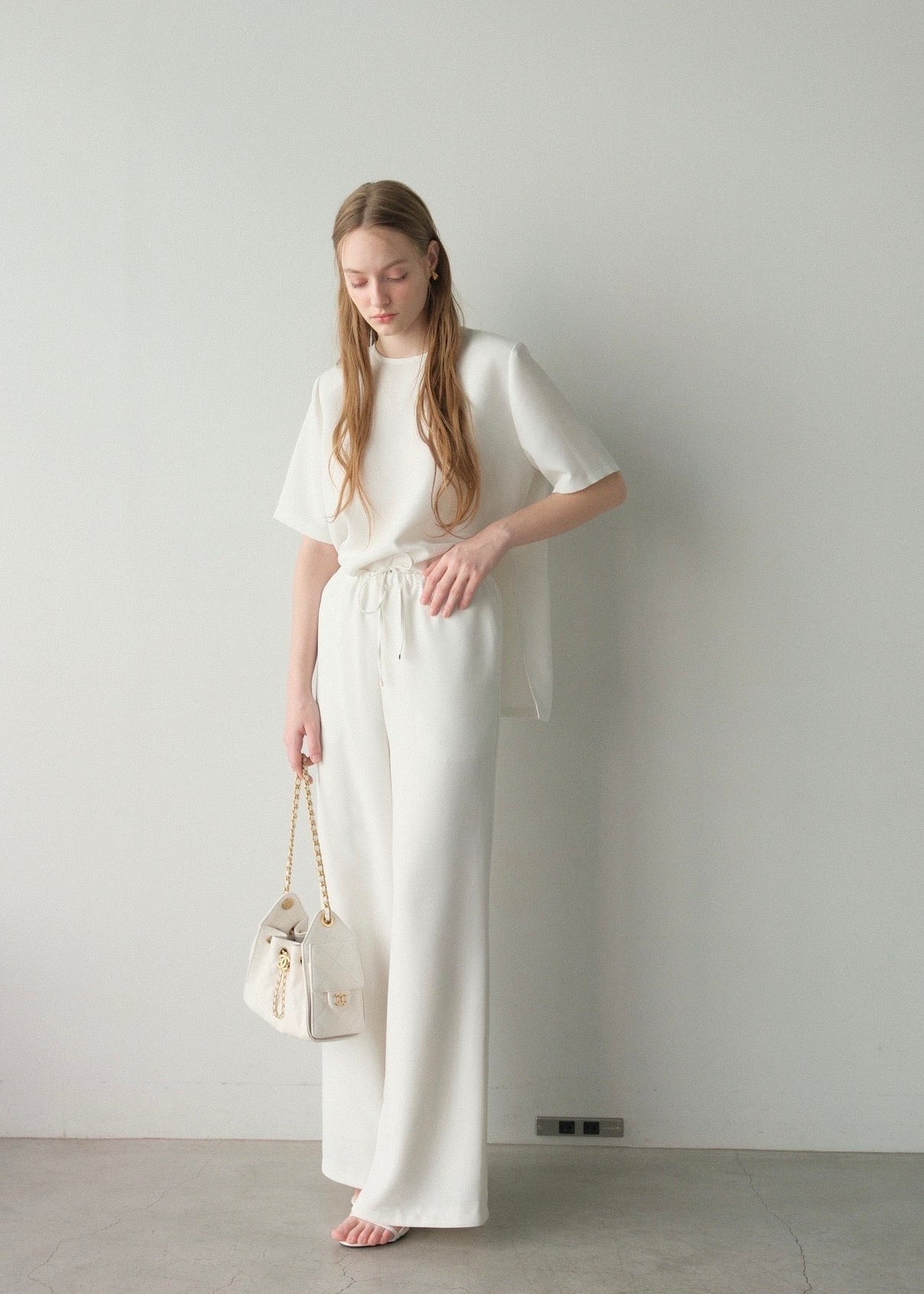 Lady shoulder T blouse / white