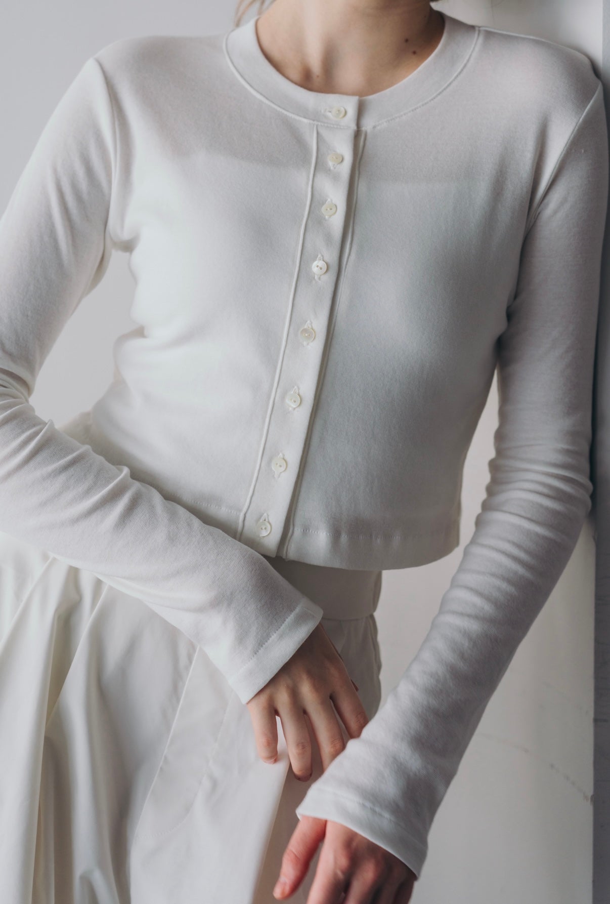 Compact cutsew cardigan (White)