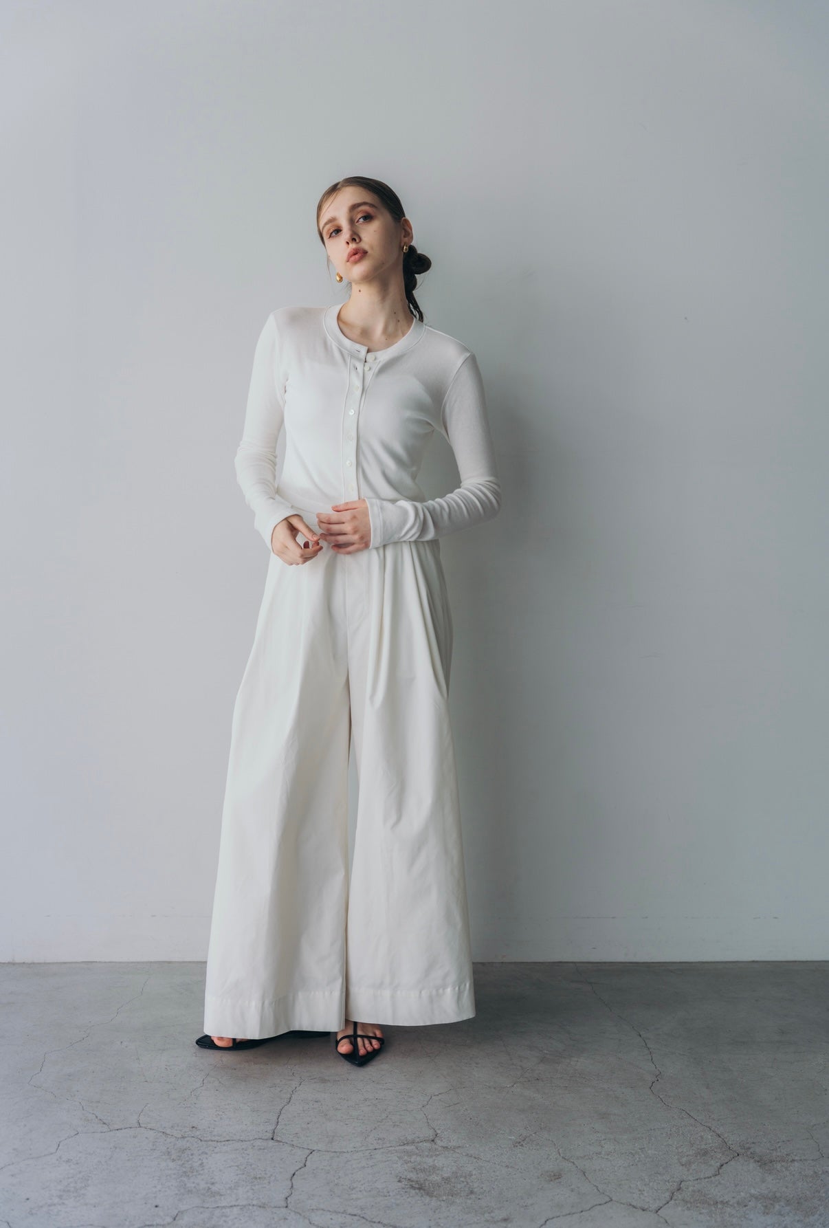 Compact cutsew cardigan (White)