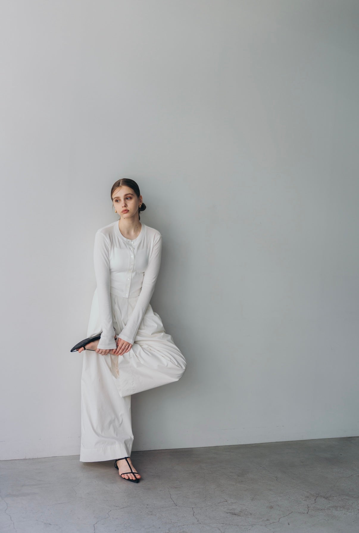 Compact cutsew cardigan (White)