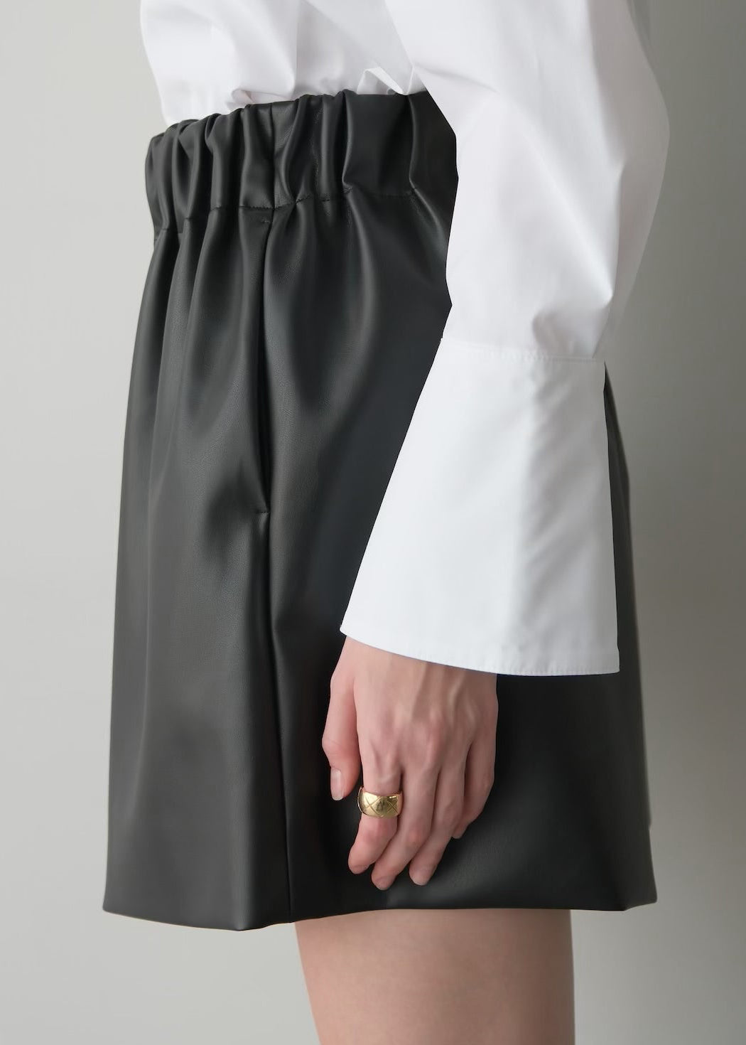(Pre order) Eco leather short pants