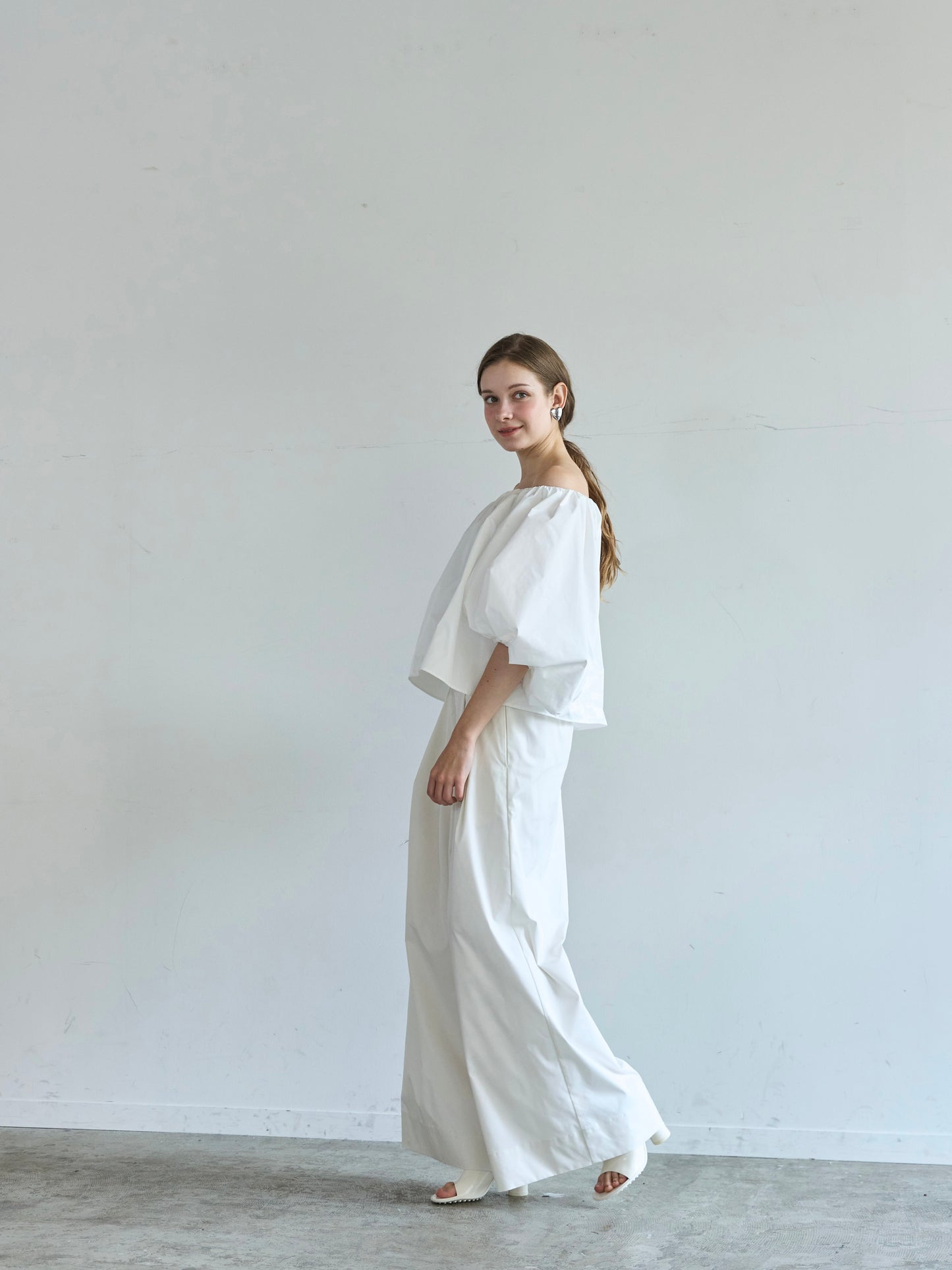 Otona whip off shoulder(white)