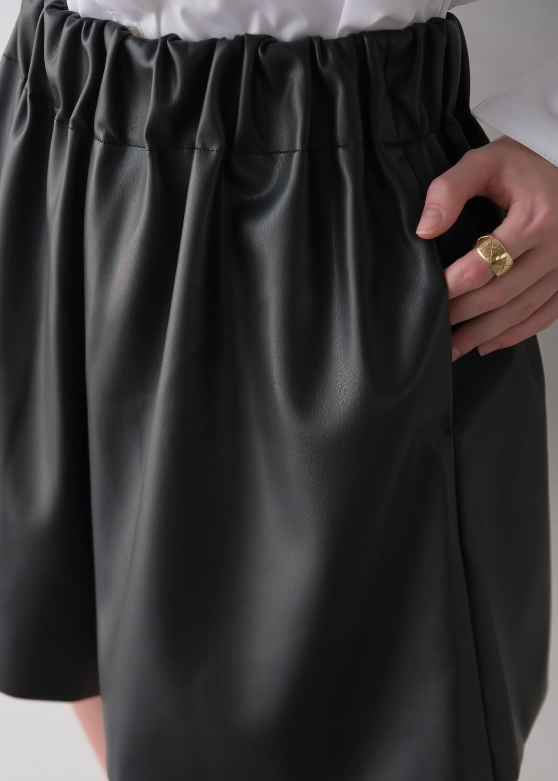 (Pre order) Eco leather short pants