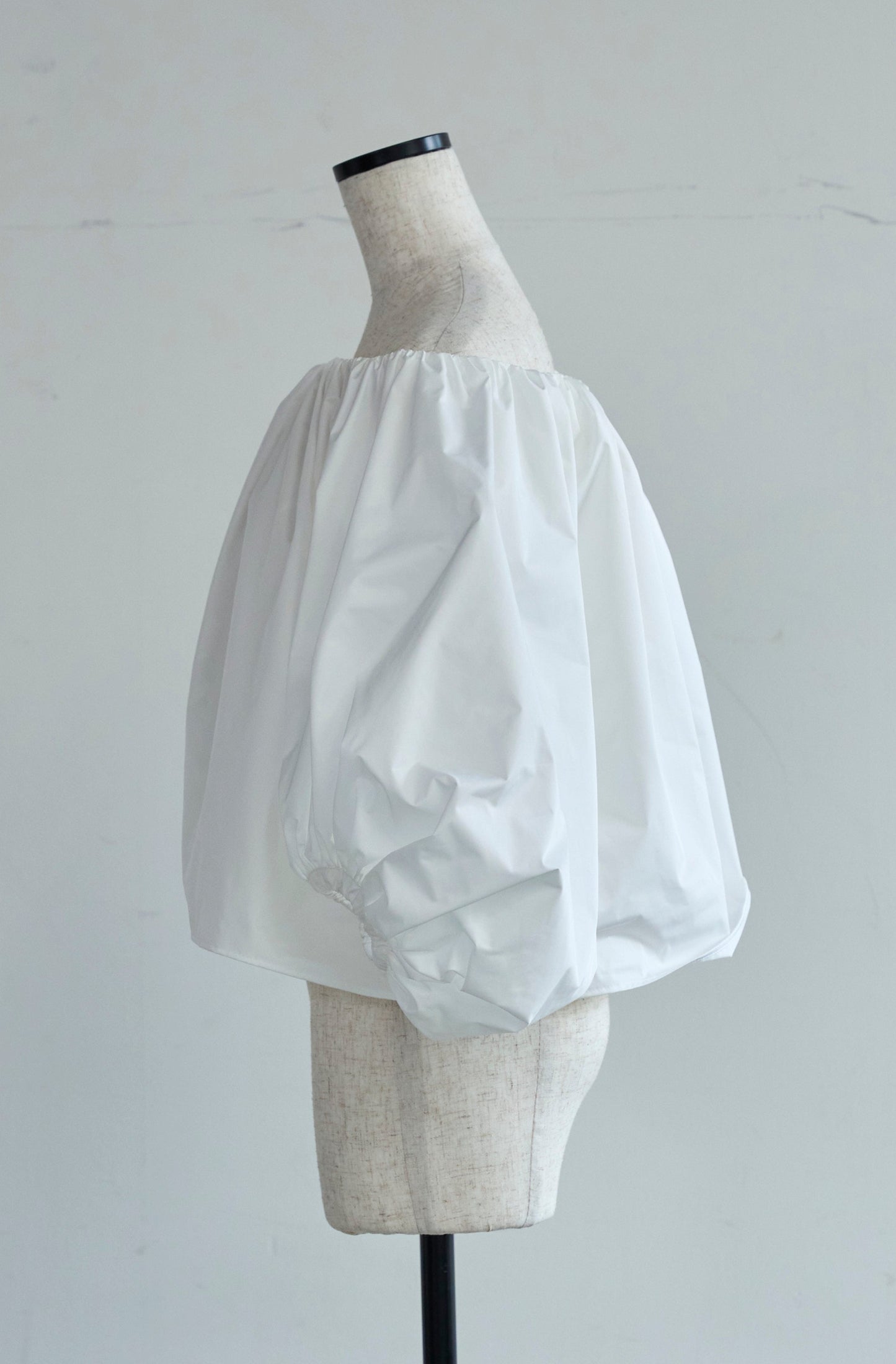 Otona whip off shoulder(white)