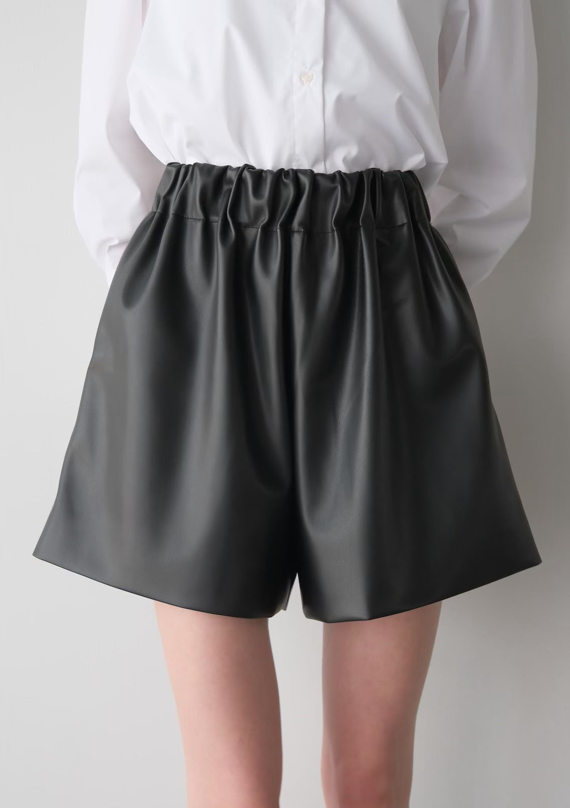 (Pre order) Eco leather short pants