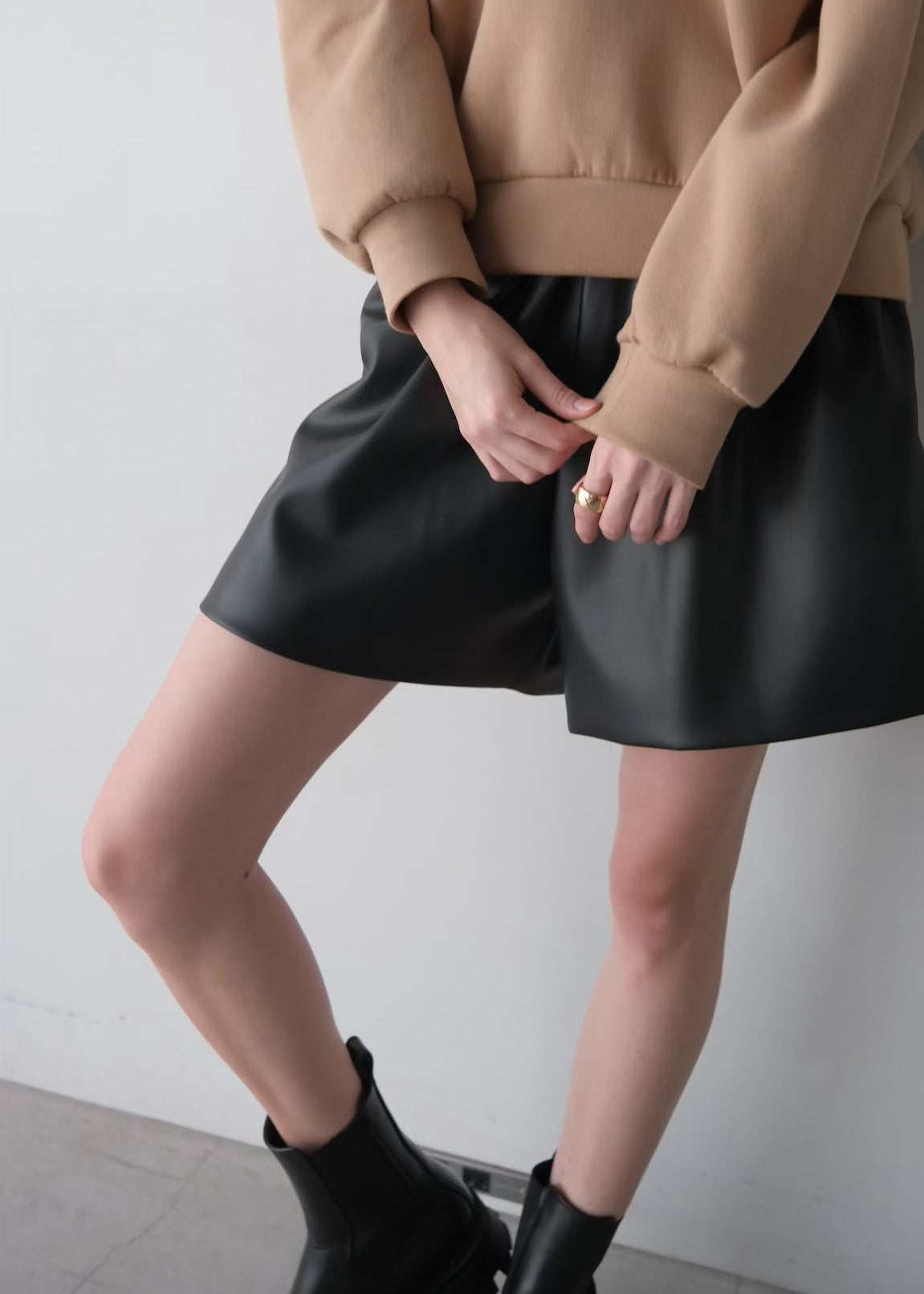 (Pre order) Eco leather short pants