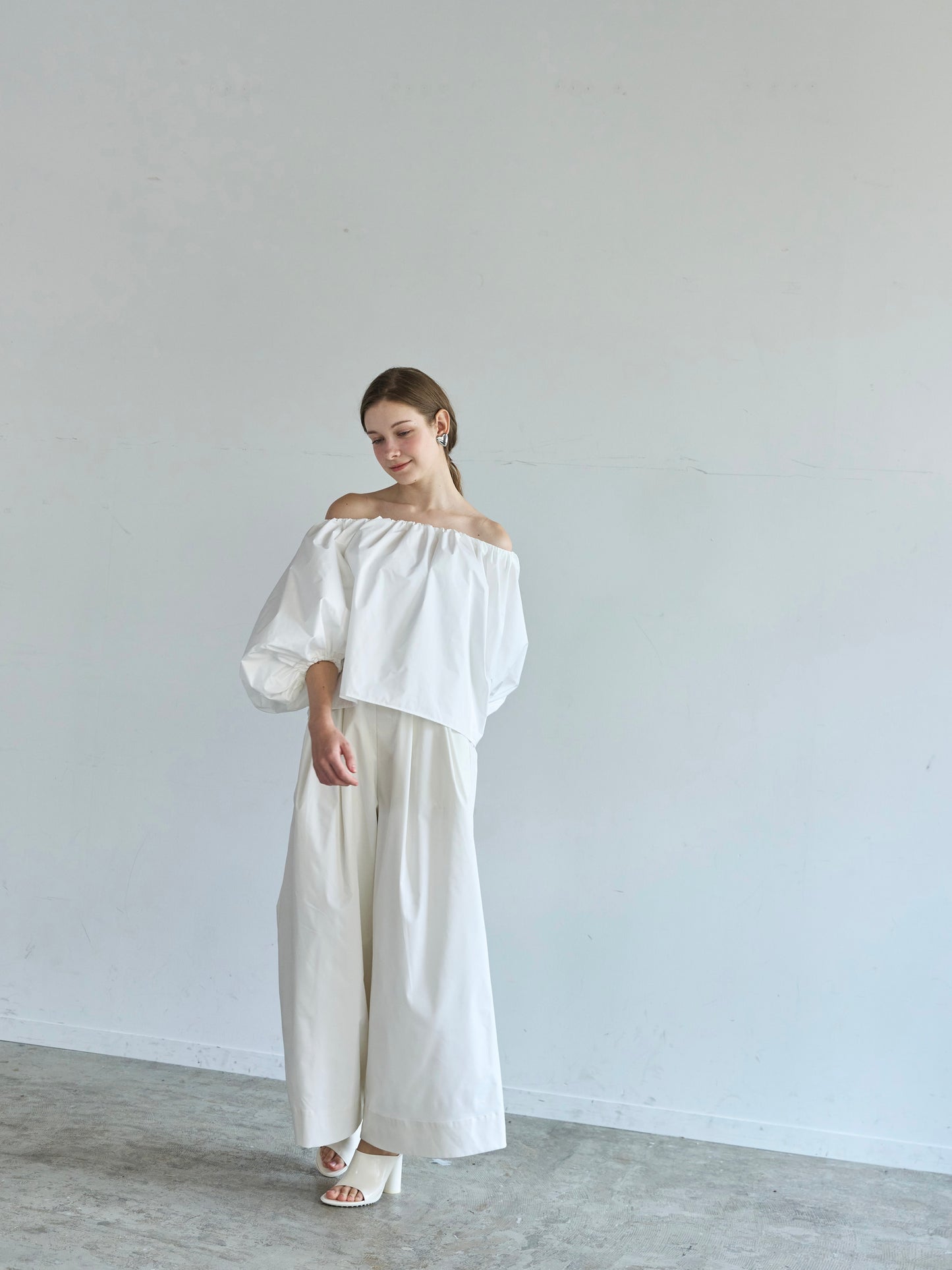 Otona whip off shoulder(white)