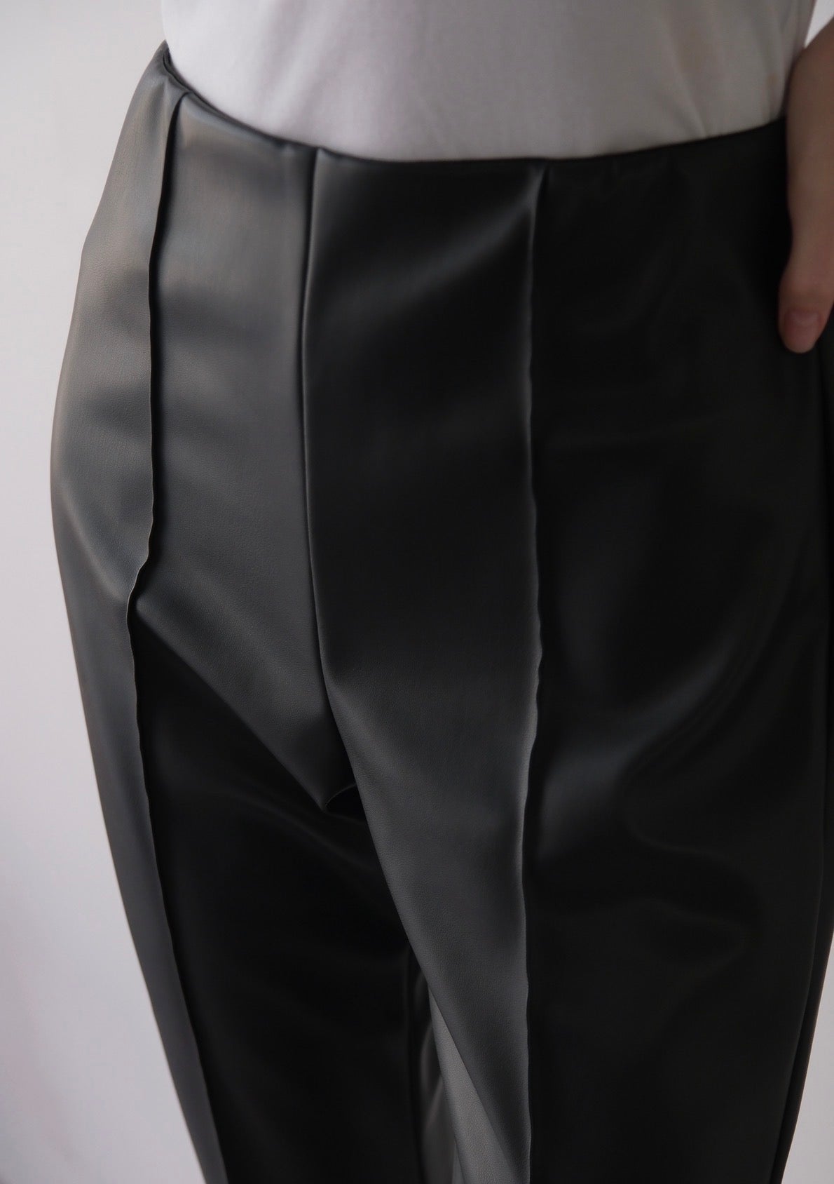 (Pre order) Eco leather flareless pants