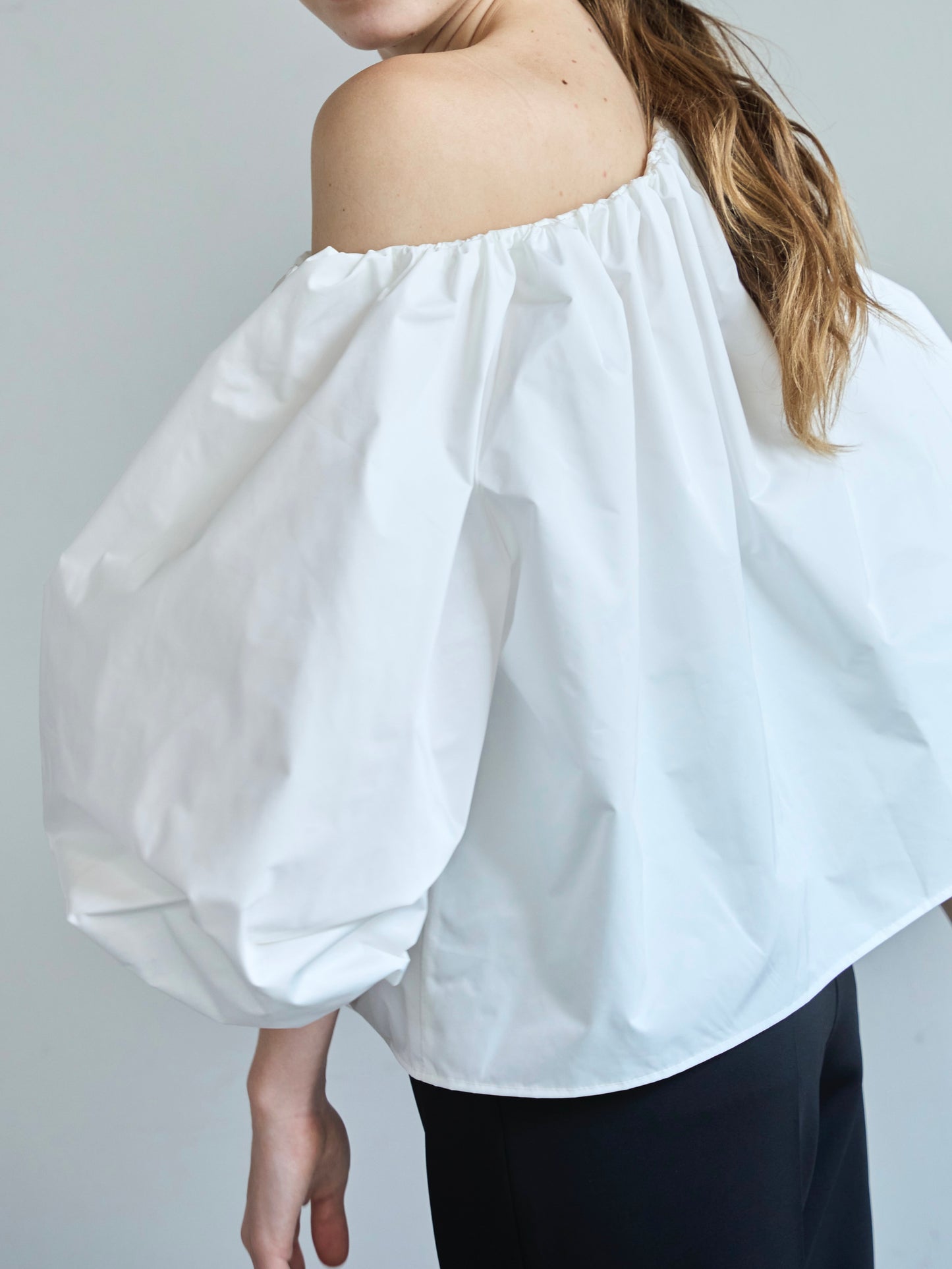 Otona whip off shoulder(white)