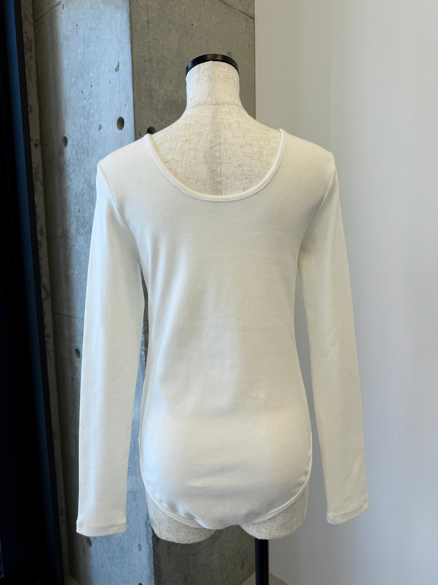 Back open body suit / white