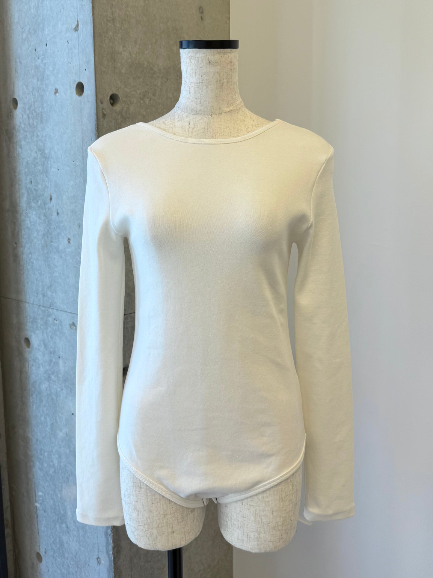 Back open body suit / white