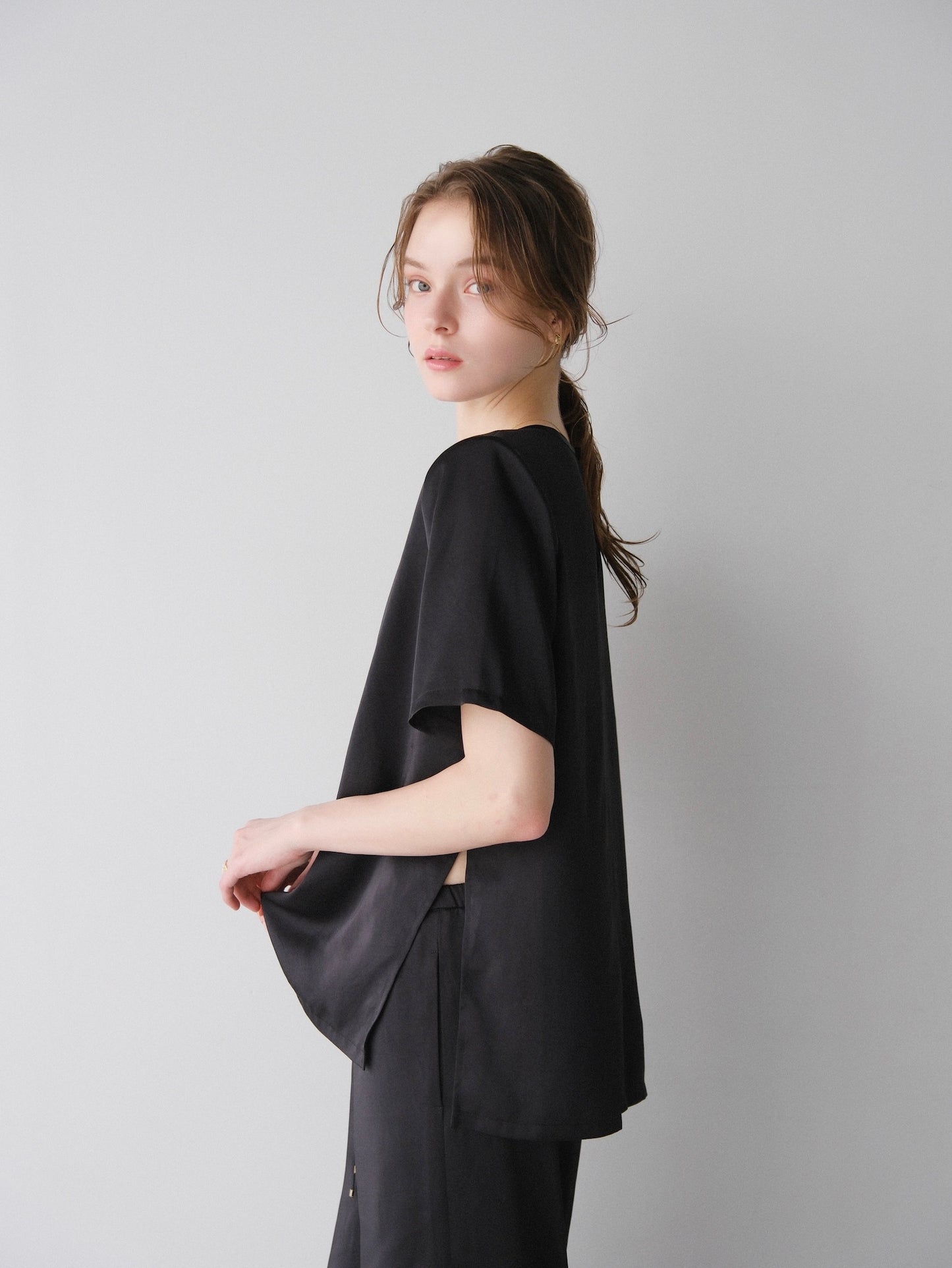 【coming soon】 Lady shoulder satin T blouse