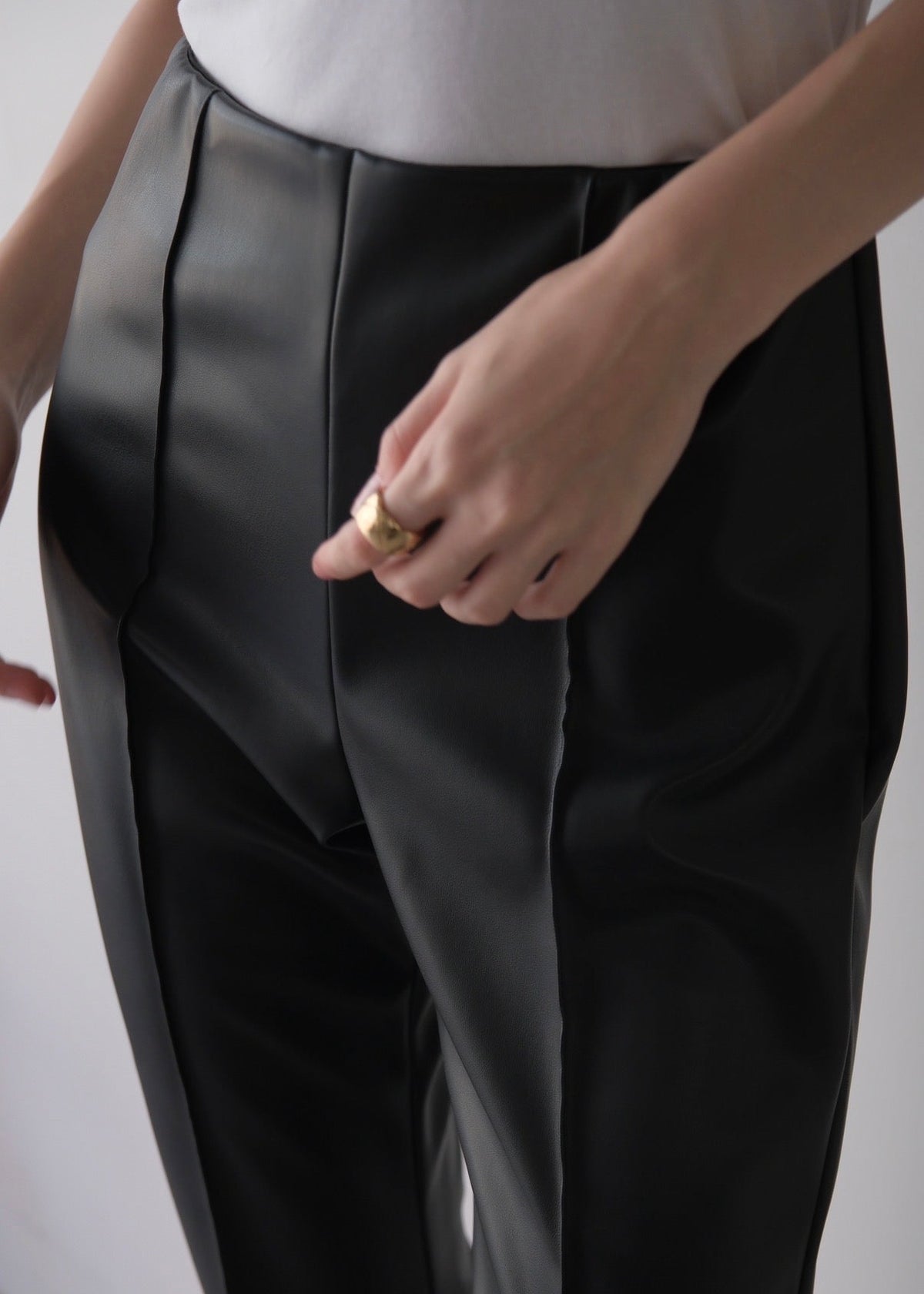 (Pre order) Eco leather flareless pants